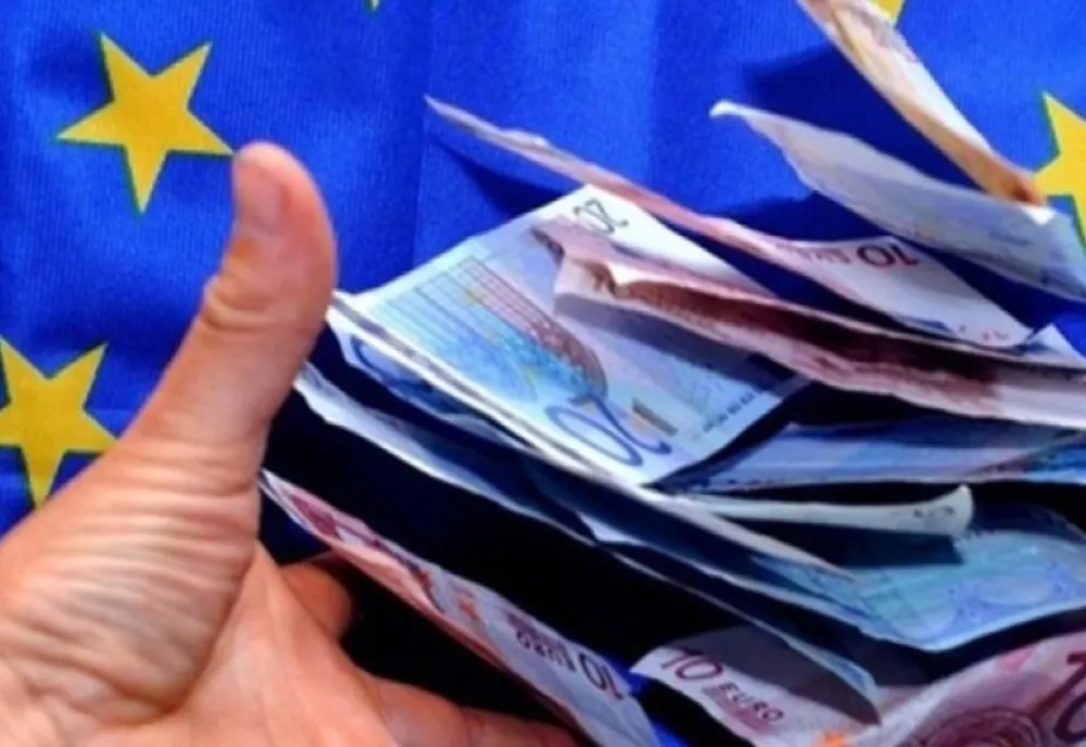 Clientul unei bănci din România a refuzat să returneze 5.000 euro primiți din greșeală. Ce a urmat