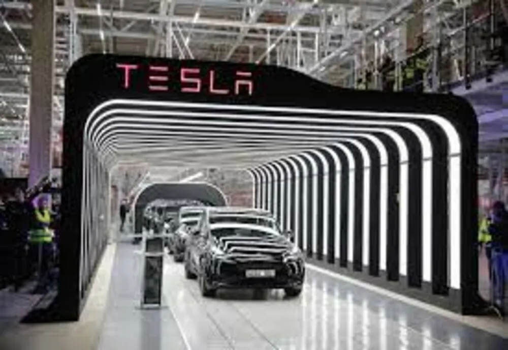 Probleme la Tesla. Mii de modele, în pericol să accelereze necontrolat. Compania recheamă în service mai multe mașini