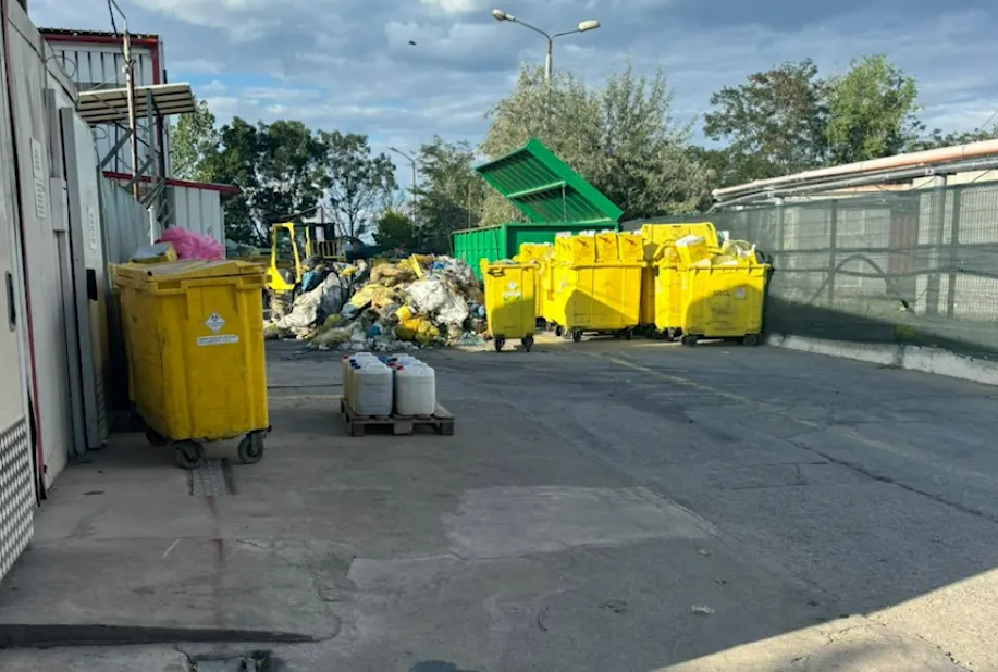Bombă ecologică, la marginea Capitalei. SURSE: Ponta și Tărău, în spatele firmei! Munți de deșeuri periculoase zac în soare!
