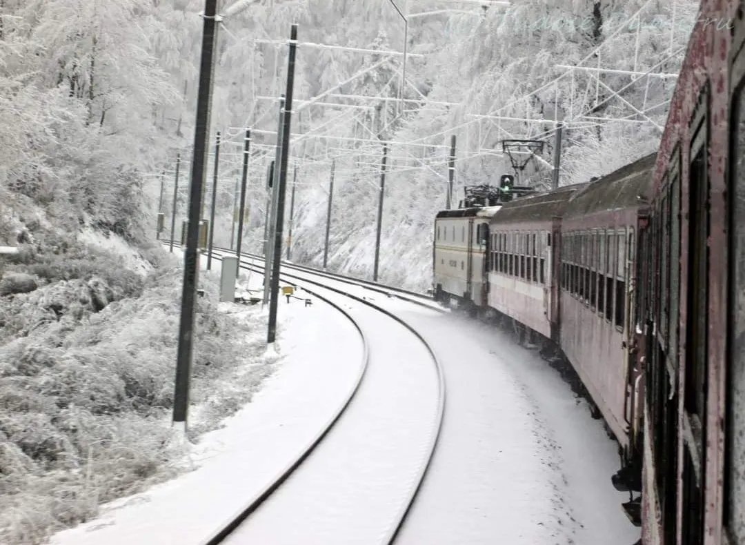 Situație incredibilă la CFR Călători. Zeci de locomotive electrice ar putea rămâne în gări, din cauza datoriilor.