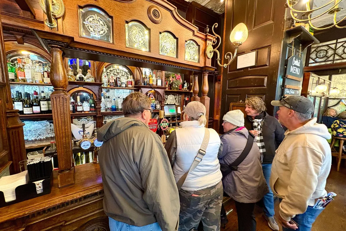 Guvernul britanic reduce taxele pentru pub-uri, pe fondul unei revolte naționale