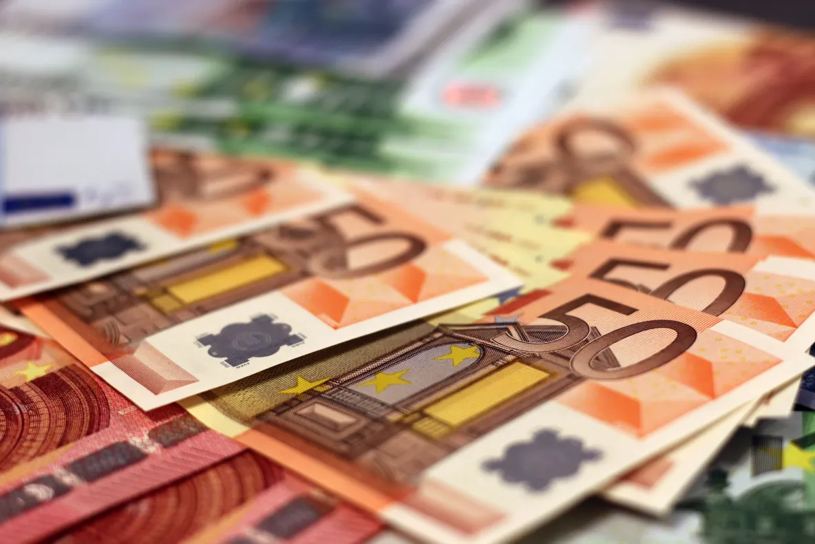 EURO continuă să crească. Cât este acum cursul?