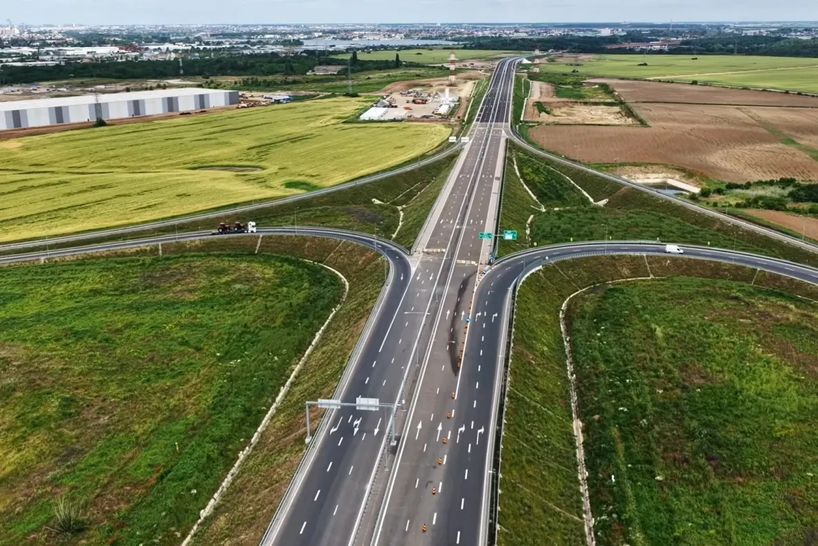 Infrastructură „românească”: Bucata de autostradă care se termină în câmp!