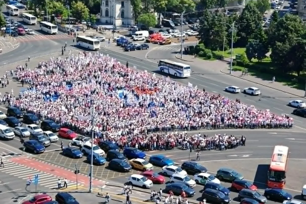 Revoltă totală din cauza legii salarizării, proteste de amploare ale vameșilor. Medicii, profesorii și funcționarii din primării ies în stradă