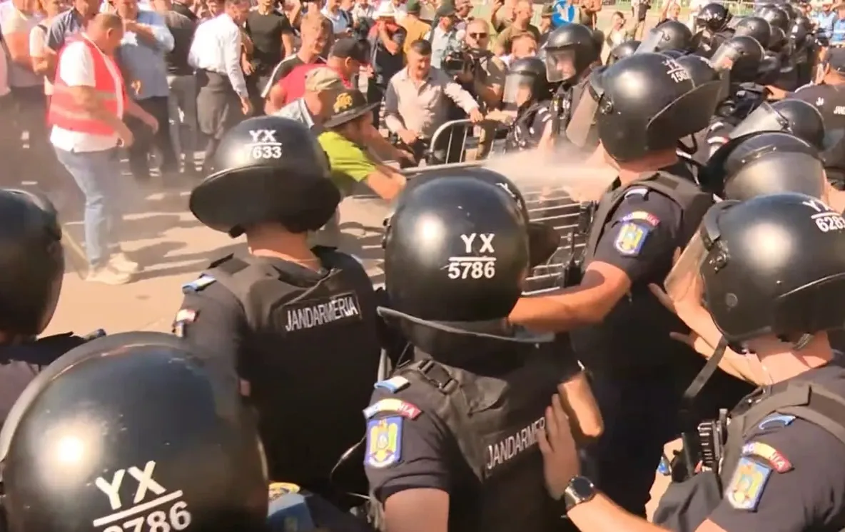 Tensiuni și gaze lacrimogene la protestul fermierilor. Oamenii cer demisia șefului ANSVSA și s-au mutat în Piața Victoria– LIVE TEXT