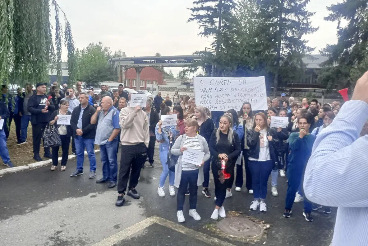 Protest la Carfil Brașov: Angajații cer salariile restante și se tem de concedieri, în timp ce directorul este în concediu