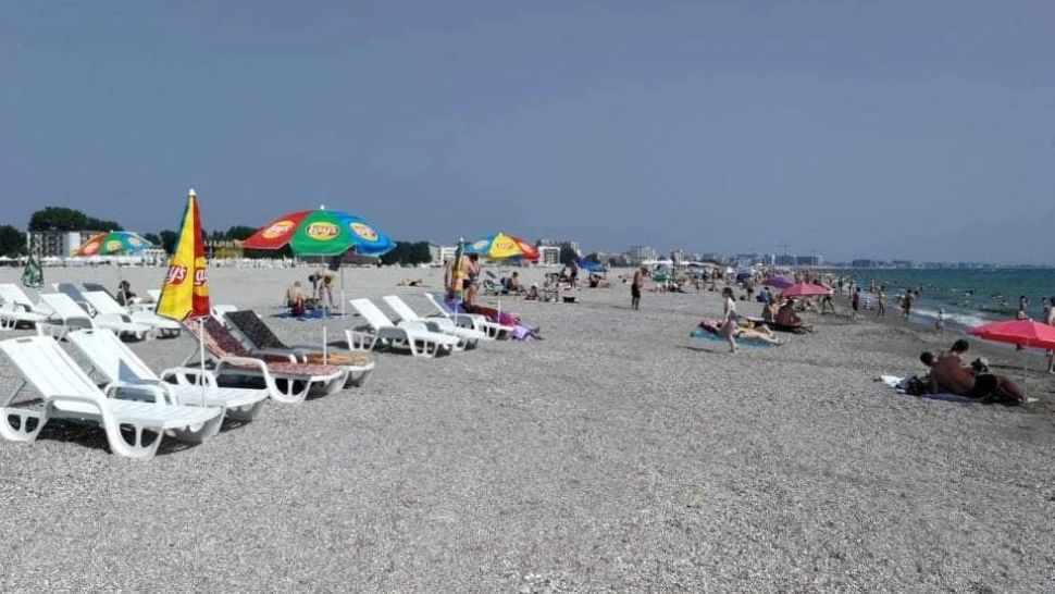 Alertă pentru sezonul estival. Șezlongurile nu mai pot fi puse oricum! Noile reguli impuse de Ministerul Mediului