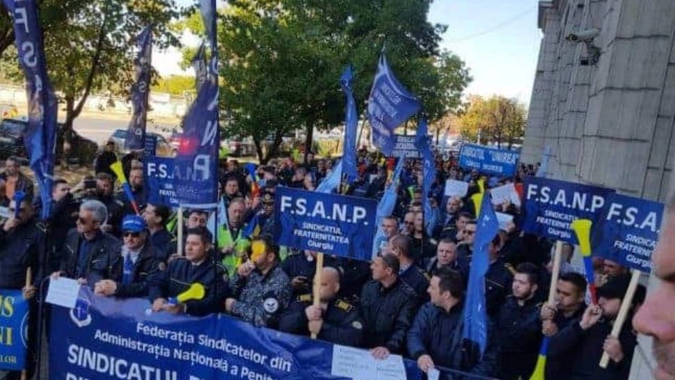Polițiștii din penitenciare cer la CCR blocarea legii salarizării