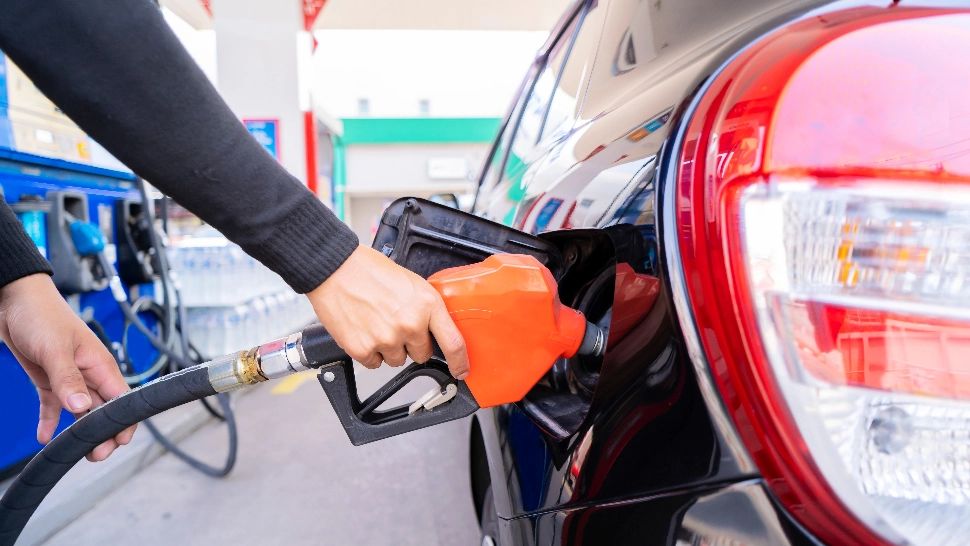 Prețurile la carburanți ating noi recorduri, Consiliul Concurenței - „pregătit să intervină”. Ajunge benzina 11 lei litrul?