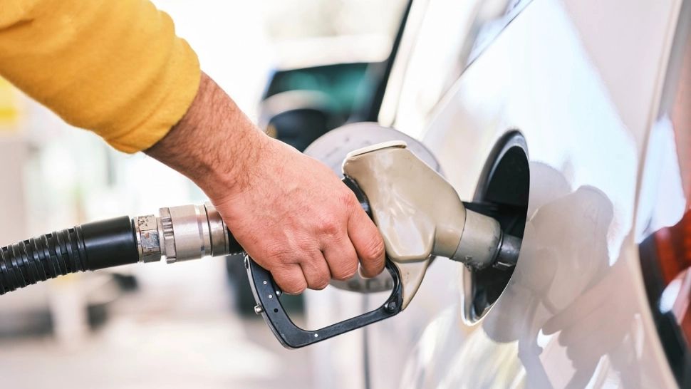 Prețul carburanților crește din nou. Benzină mai scumpă cu 10 bani, motorina cu 15 bani, deși cotațiile la petrol au scăzut