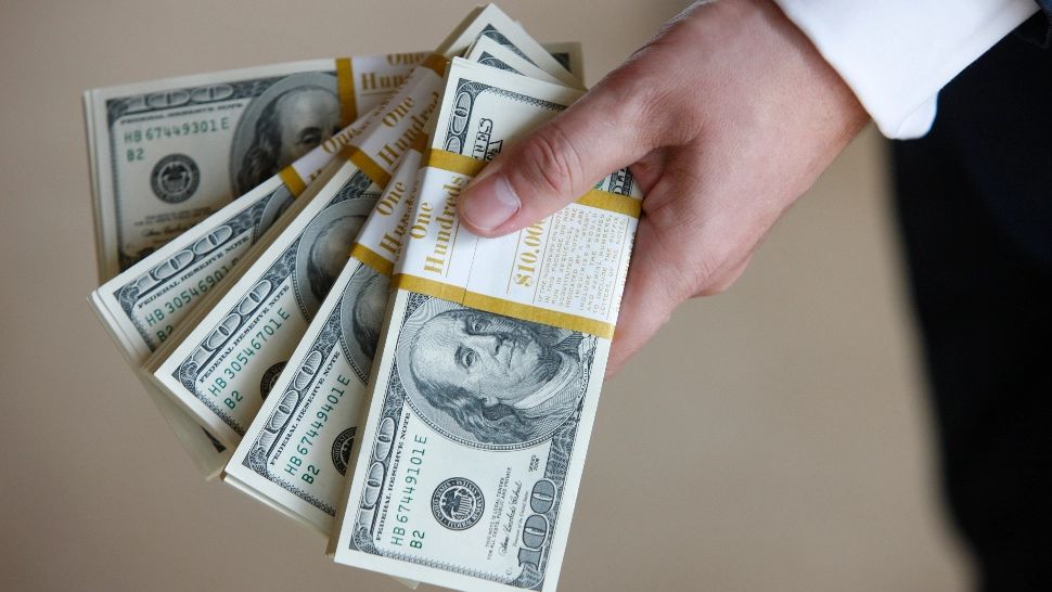 Dolarul a înregistrat cea mai mare scădere din ultima lună după informații despre negocieri SUA–Iran