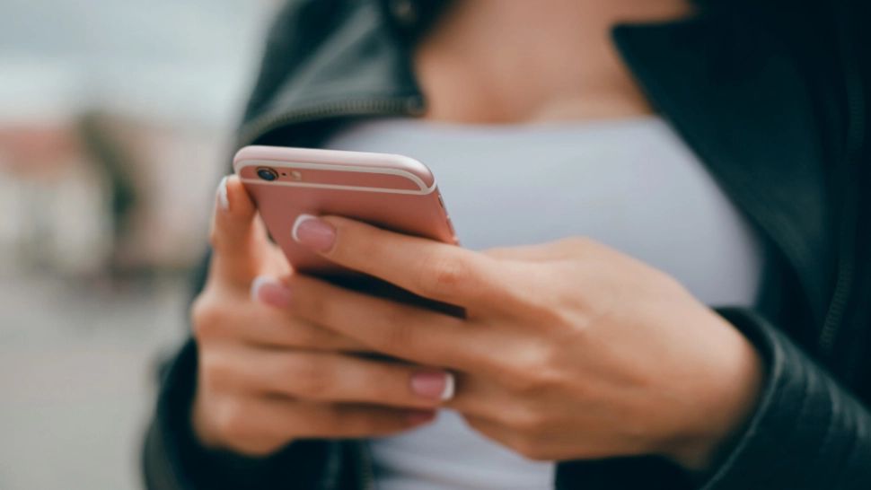 Operatorii de telefonie mobilă scumpesc abonamentele cu 6,8%. Când intră în vigoare noile tarife