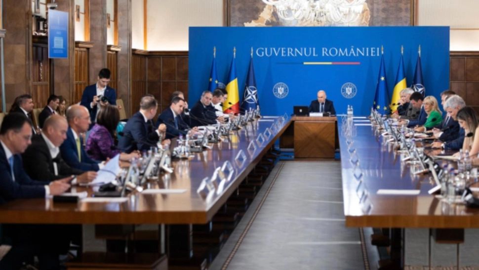 Legea care interzice cumulul pensiei cu salariul a fost adoptată. Bolojan cere Parlamentului vot de urgență