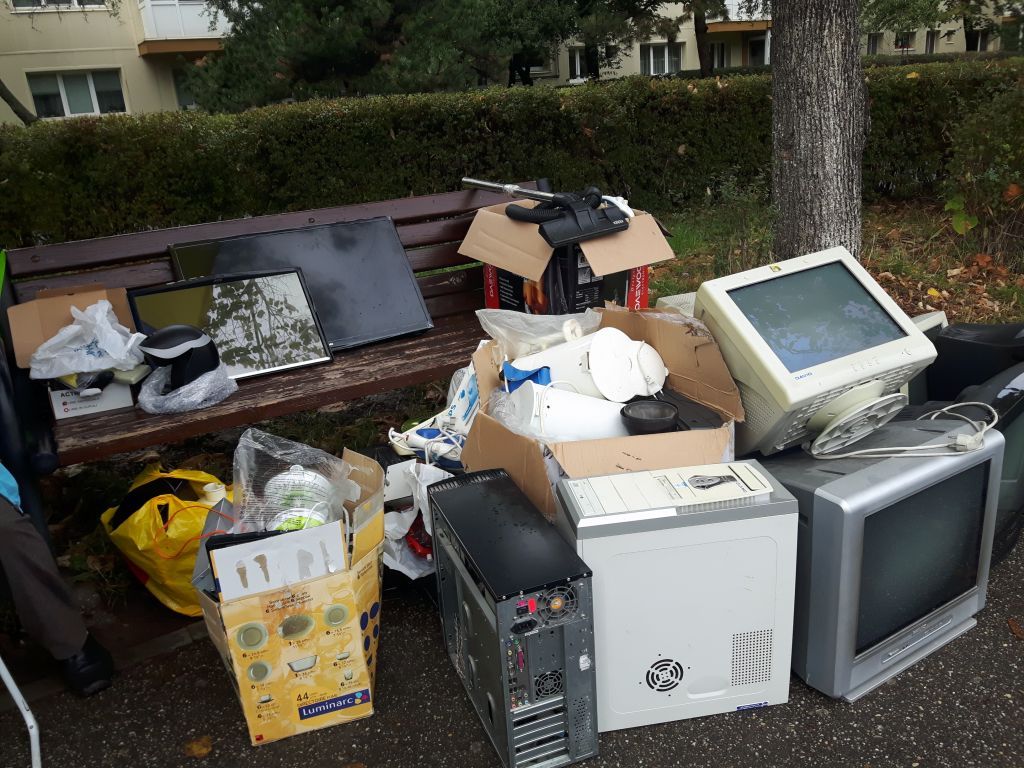 Lăsați televizorul vechi pe trotuar, Asociața Environ vă scapă de el