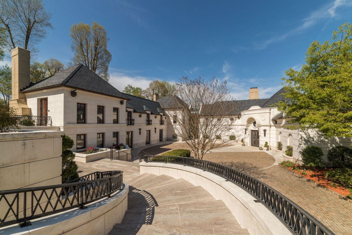 Oferta săptămânii: Vilă de 2.300 mp, în zonă bună. Chilipir! Bani de avion să ai