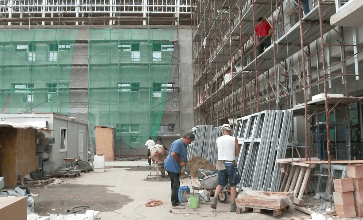 Criza forței de muncă și concurența din sectorul public au scumpit ora de lucru