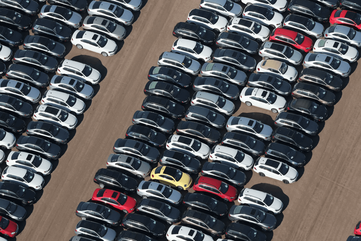 Lipsa instalațiilor de testare obligă Volkswagen să trimită mașinile în parcare