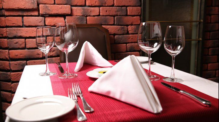 Joburi în UE: Austriecii plătesc să schimbăm cearceafuri și să punem masa