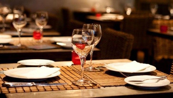 Guvernul amenință că după bonele aleșilor va importa și ospătari filipinezi