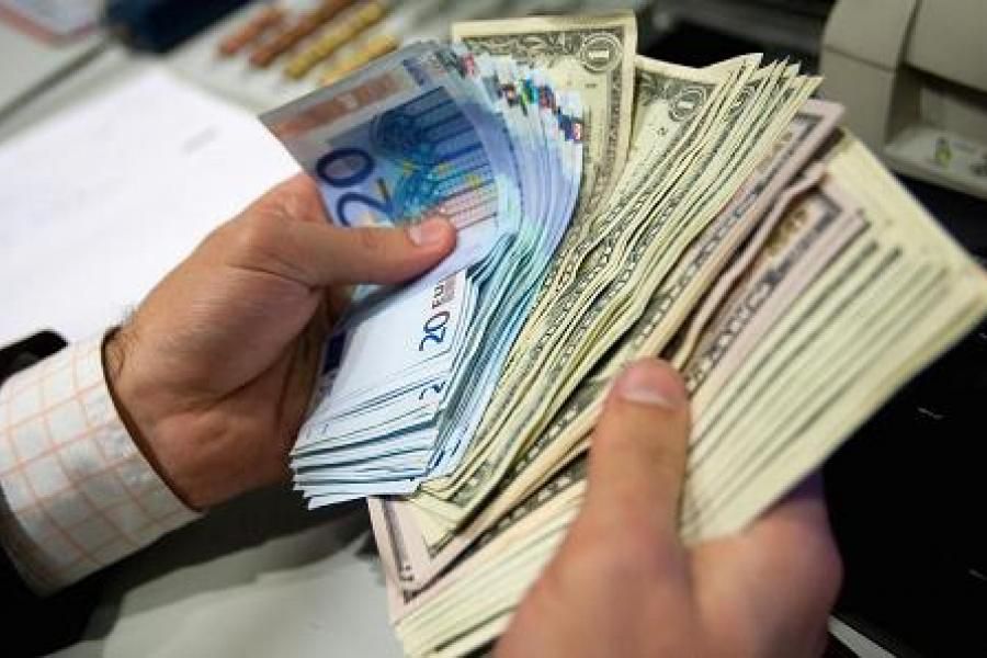 Dolarul sare de 4,1 lei, iar euro trece bine de 4,66 lei
