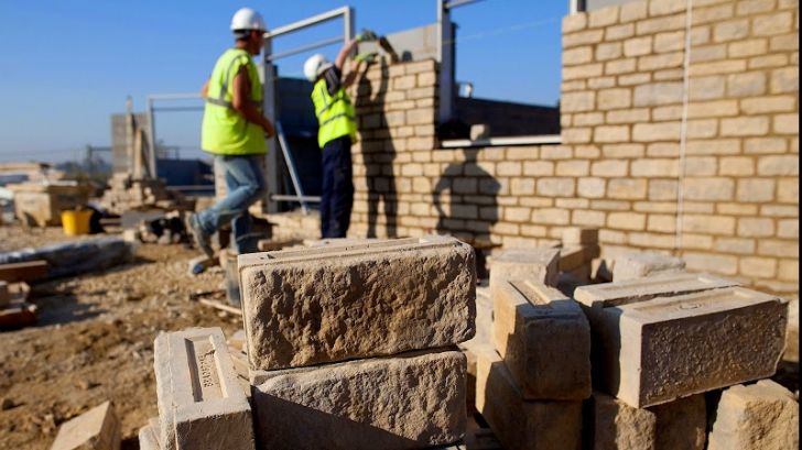 Fără muncitori, construcțiile au paralizat. "Vom continua să scădem"