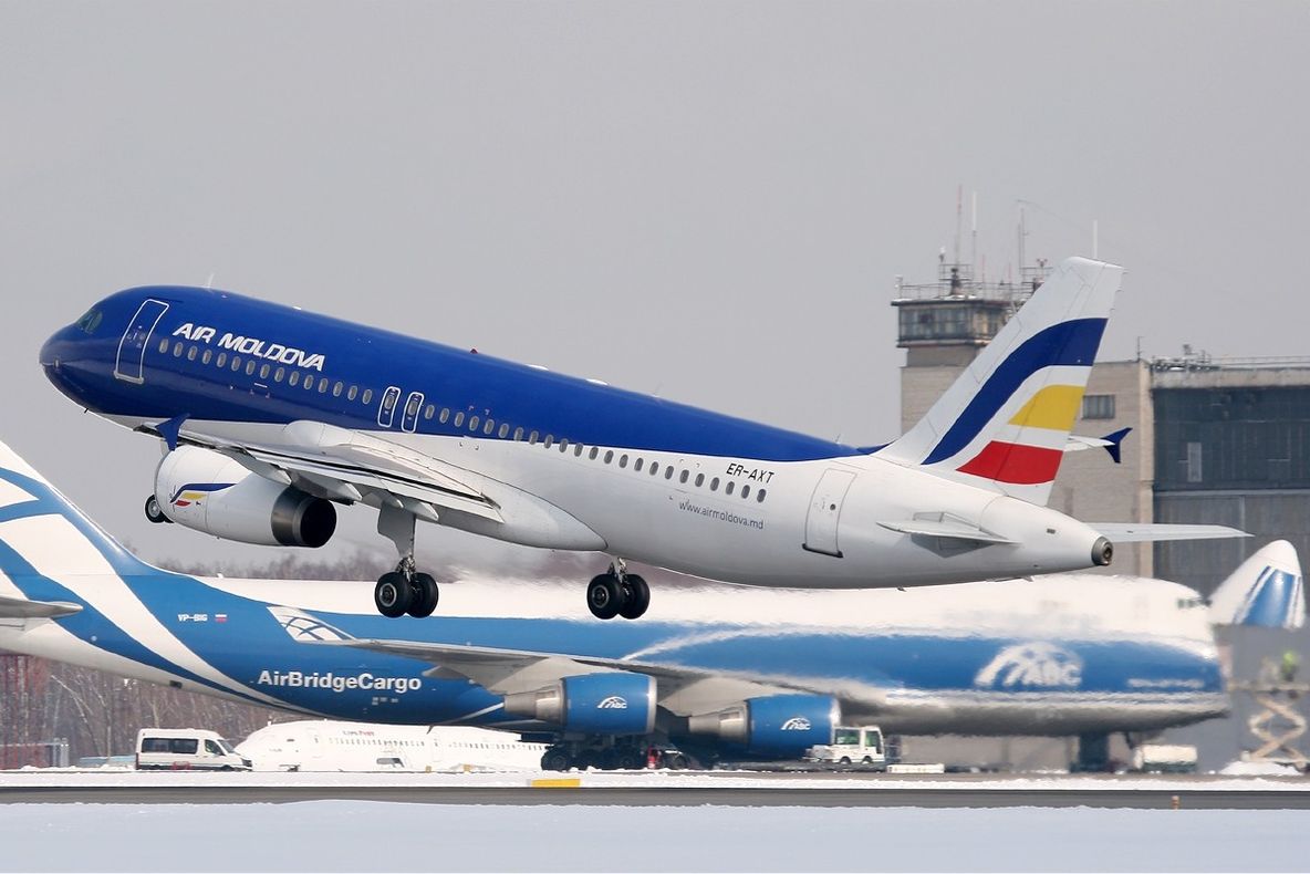 Unirea plutește în aer: Blue Air preia transportatorul aerian moldovean Air Moldova
