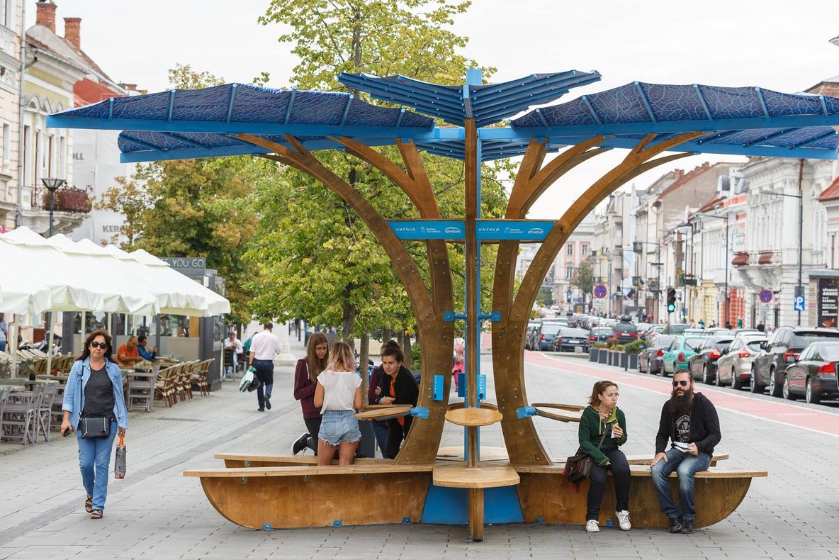 Fabrică din Brăila produce încărcătoare solare urbane pentru dispozitive mobile