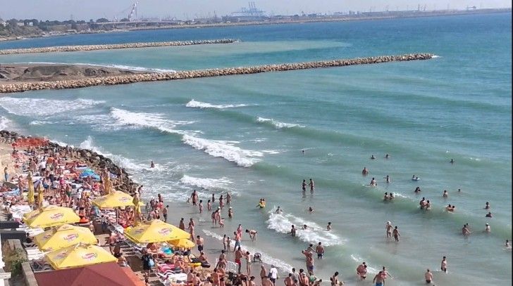 O treime din capacitatea turistică a României este concentrată în județele Constanța și Brașov