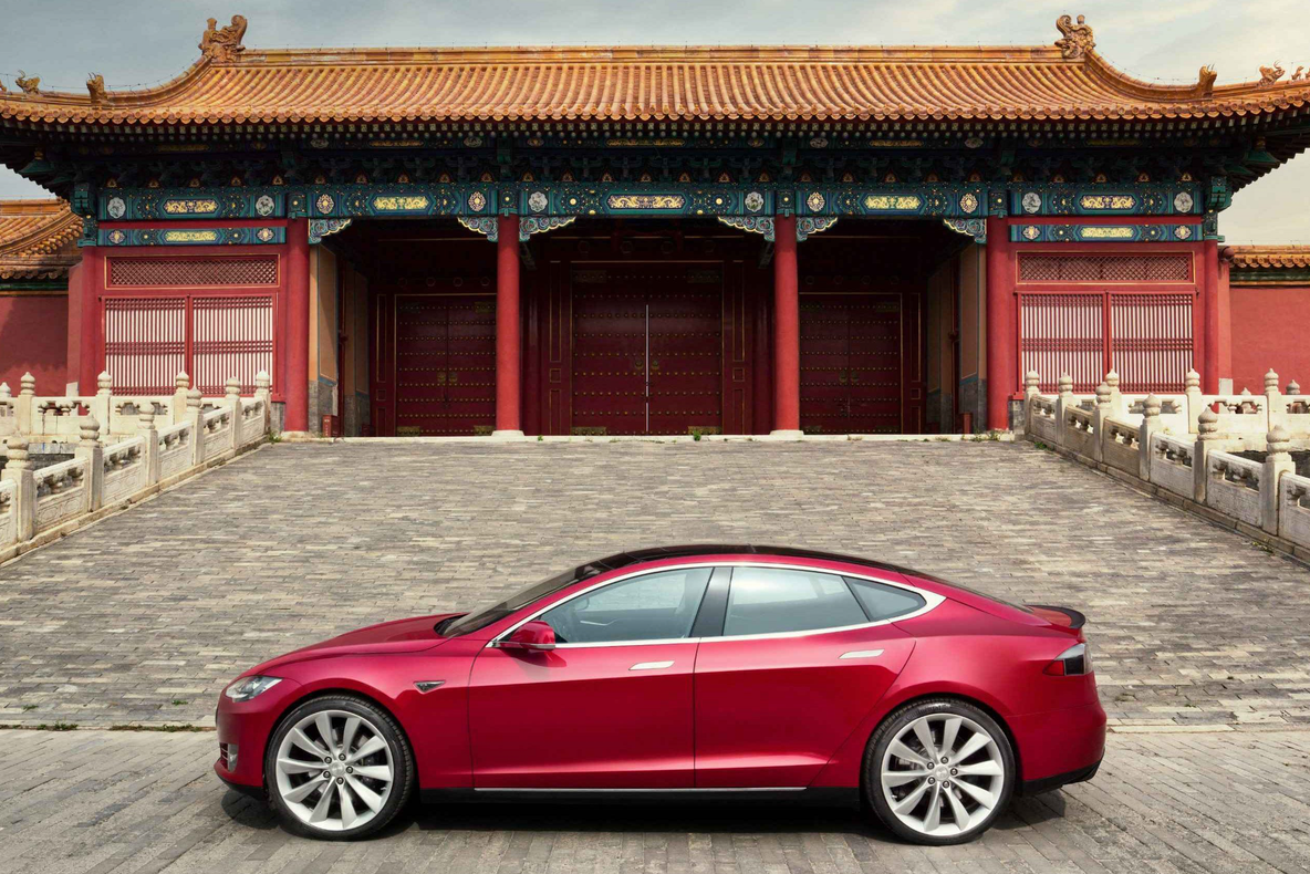 Tesla reduce prețurile mașinilor în China pentru a absorbi tarifele vamale