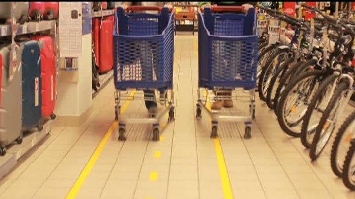 Studiu UE: Românii petrec cel mai puțin timp la shopping, doctor, coafor