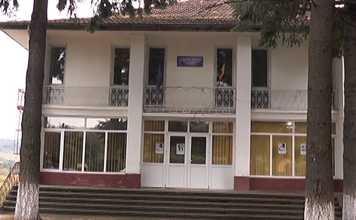 Tinerii români, "înghesuiți" de lipsa banilor