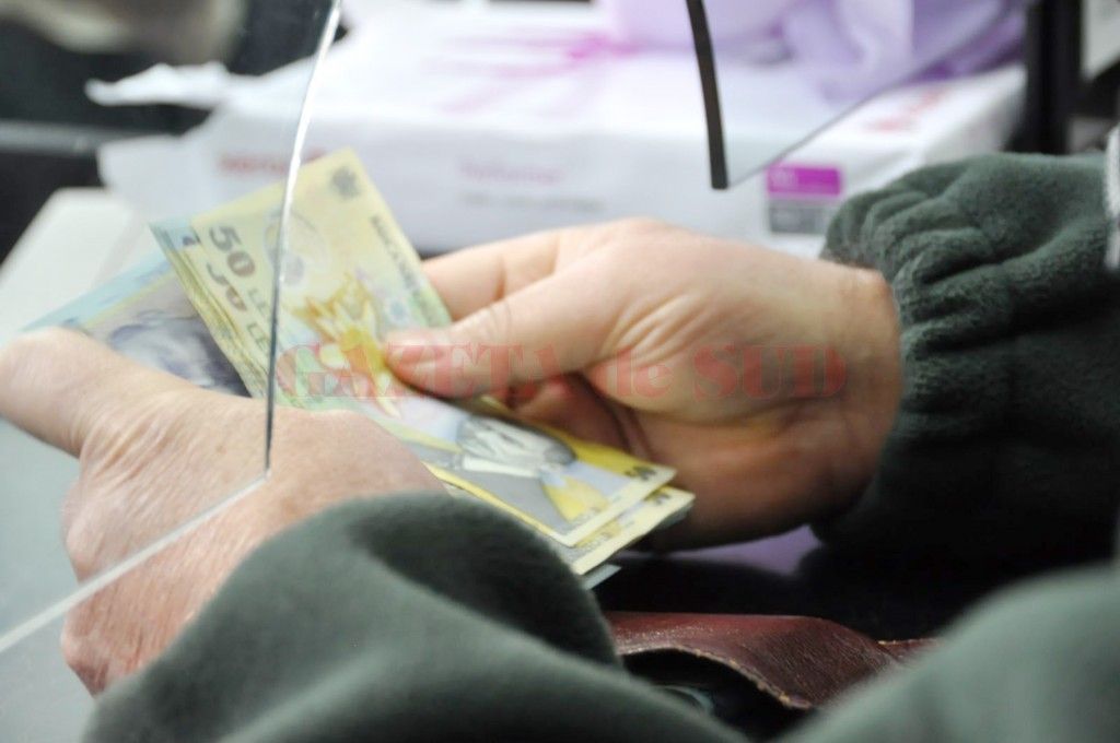 Restanțele către bănci, modificări minore față de luna trecută