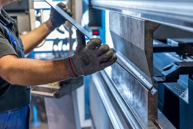 Industria scoate fum, economia în revizie generală