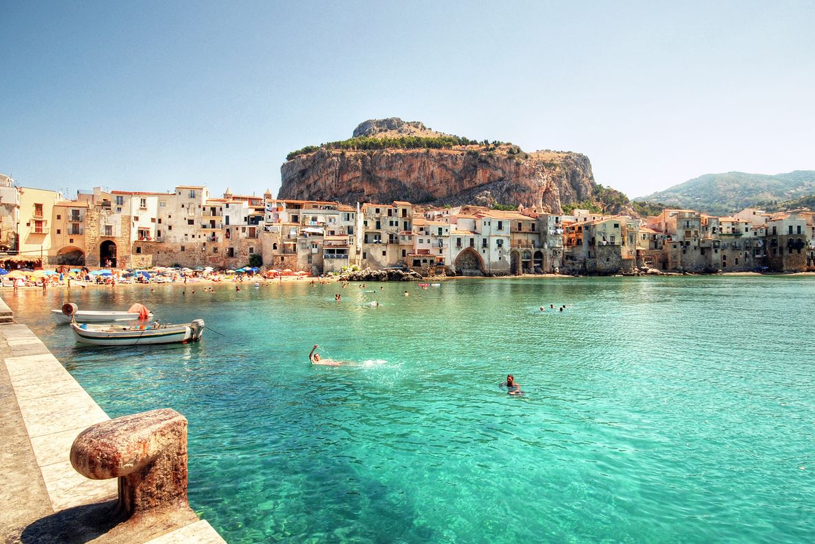 Două orașe din Italia vând case cu 1 euro. Cum poți să te muți în paradisul de la Mediterana
