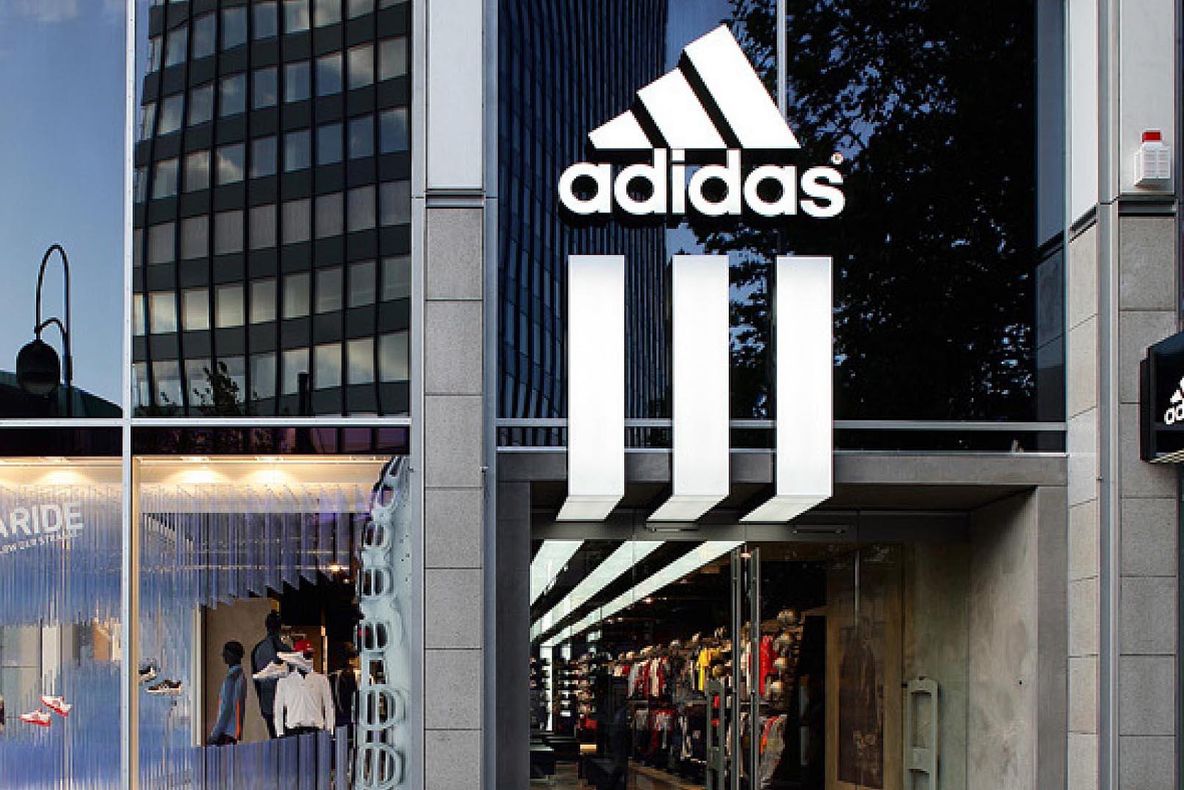 Lovitură pentru Adidas! Cele trei dungi nu sunt marcă înregistrată