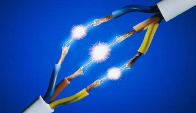 România importă curent electric la un nivel record, după OUG 114