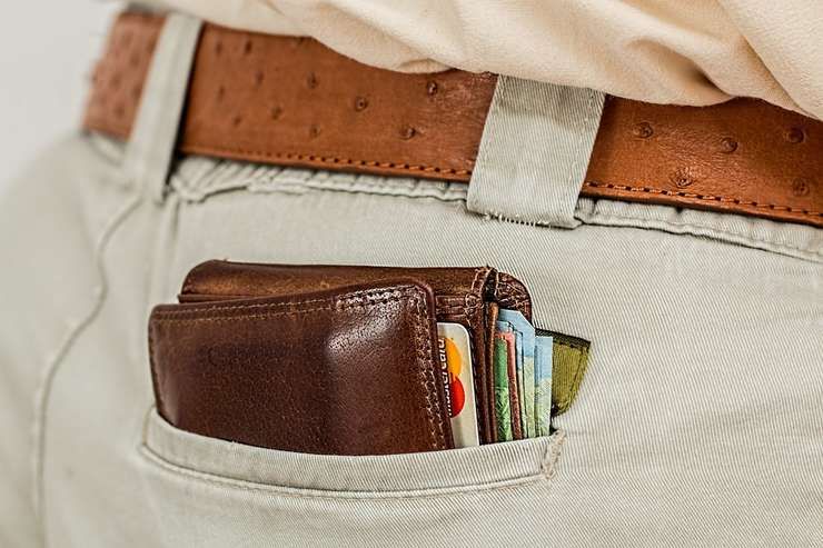 FMI denunţă salariile prea mari din companiile de stat din România