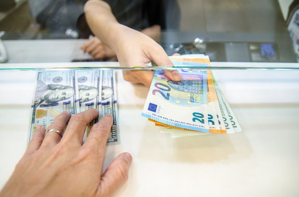 Euro scade spre nivelul de 4,75 lei