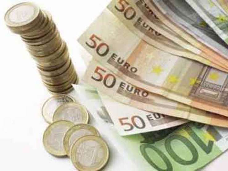 Euro scade spre 4,75 lei