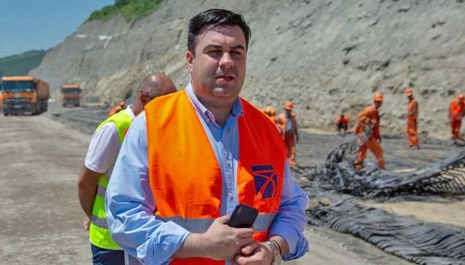 Primii kilometri de asfalt pe tronsonul de autostradă Biharia-Borș