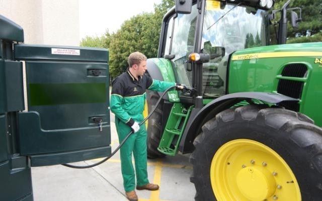 Motorina a devenit mai ieftină decât benzina. Semnal îngrijorător pentru economie