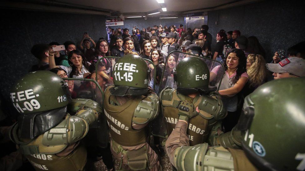 Proteste violente după ce s-a scumpit transportul cu metroul în Chile