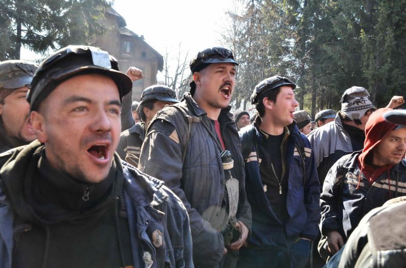 Foștii mineri de la CE Oltenia, lăsați fără pensie! PROTEST la Casa de Pensii Gorj, cu acuzații către sindicate și management