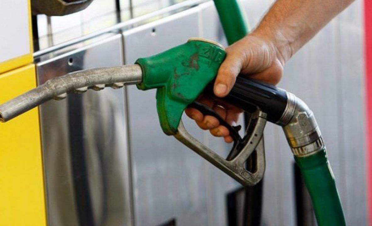 Prețul petrolului a sărit un nou prag. Ce îi așteaptă pe șoferii români în benzinării