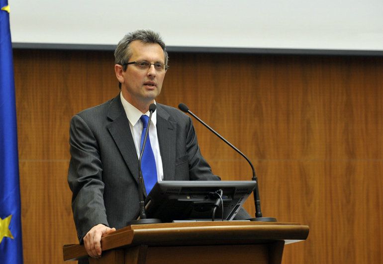 Lazea (BNR): Reducerea salariilor bugetarilor și eliminarea facilităților fiscale ar contribui la reducerea deficitului