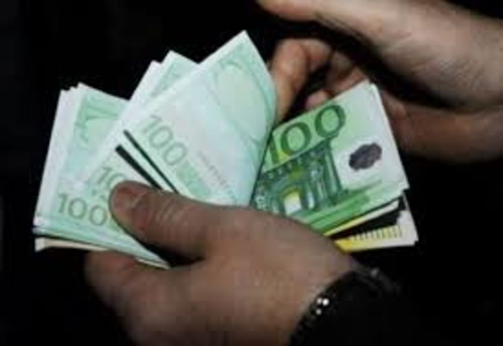 Curs valutar 8 decembrie 2020. Leul s-a depreciat în raport cu Euro, dar a câștigat teren în fața dolarului