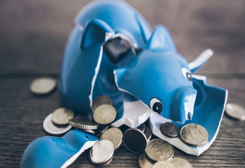 Doar 4 din 10 români reușesc să pună bani de-o parte în pandemie