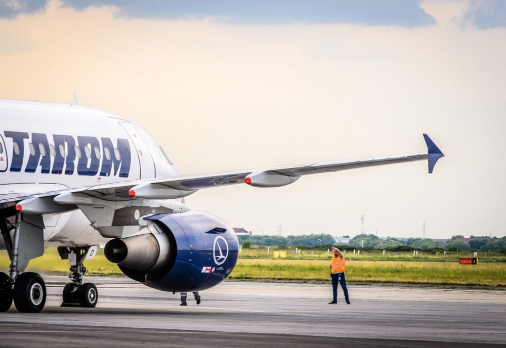 Aripile Tarom se frâng. Un avion, reținut la sol din cauza datoriilor uriașe ale companiei
