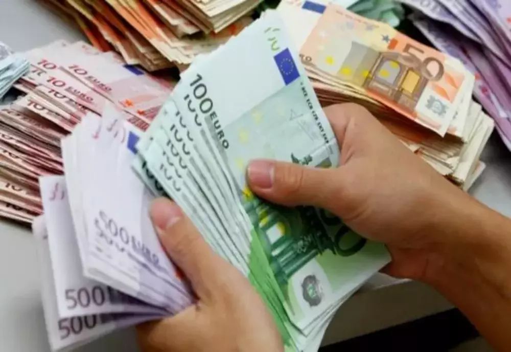 Moneda unică europeană a atins un nou maxim istoric în raport cu leul