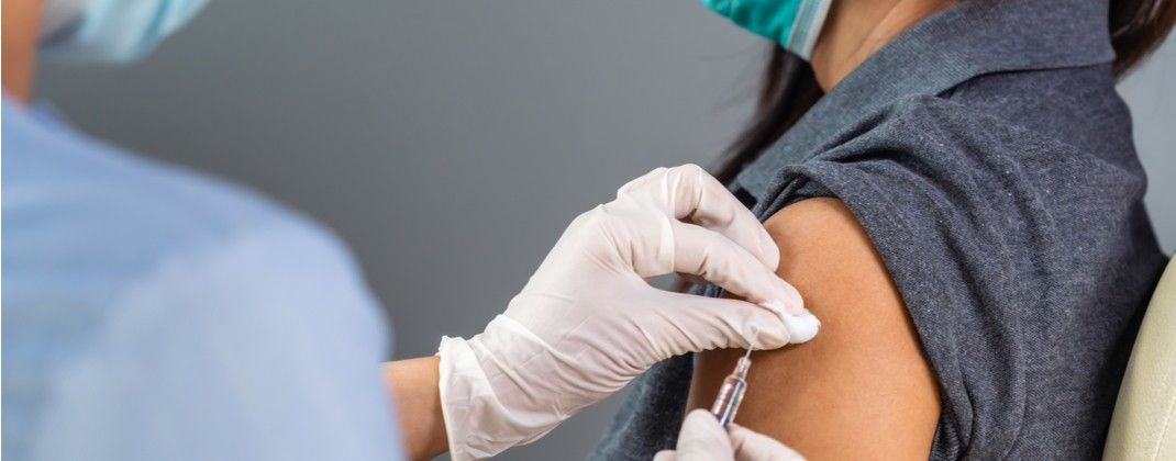 Vaccinarea în companiile private ar putea fi accesibilă și pentru familiile angajaților